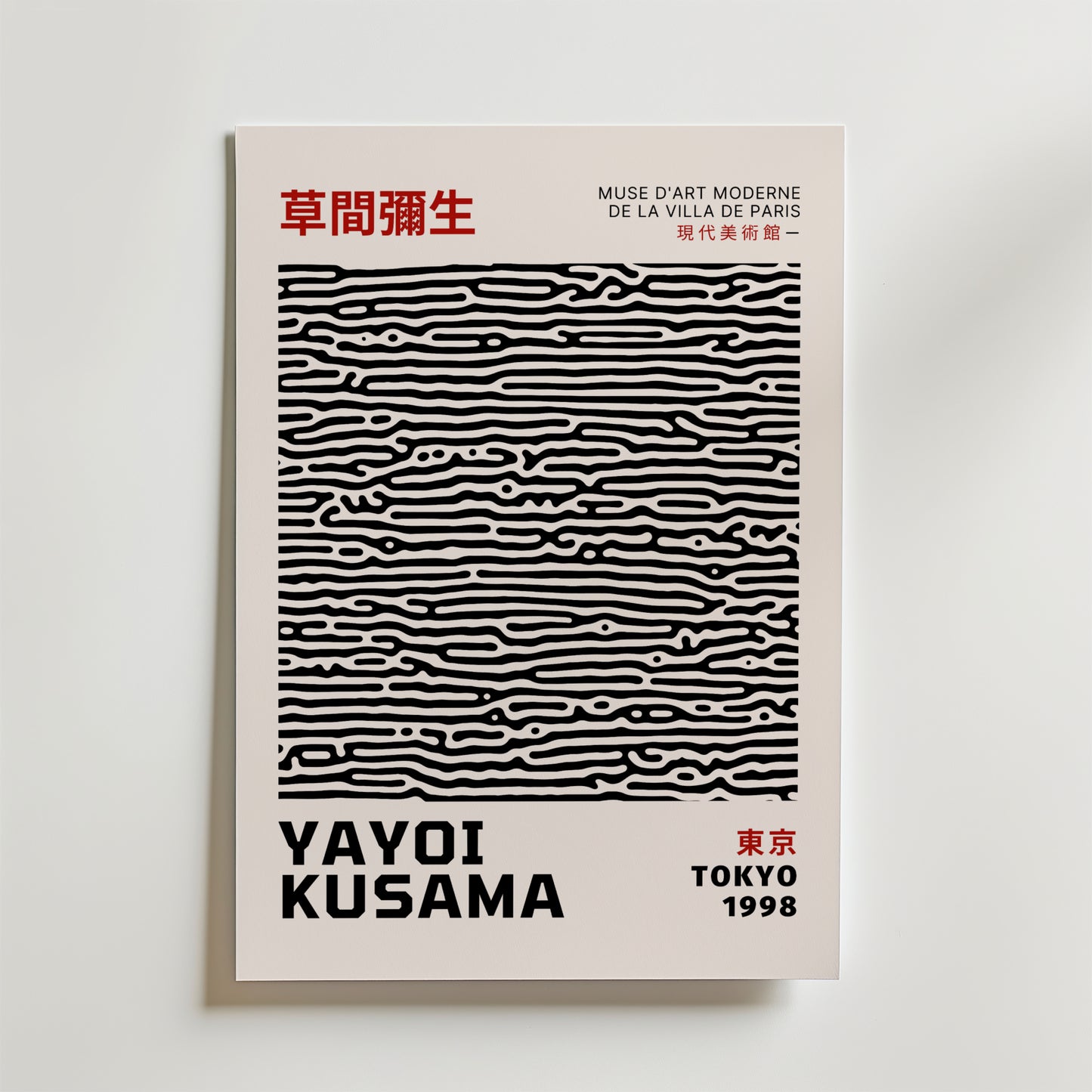 Yayoi Kusama Abstract Poster by Bozetto har svartvita vågiga linjer, hennes namn, japansk och fransk text, information om utställningen i Tokyo 1998 och är tryckt på FSC-certifierat premiumpapper.