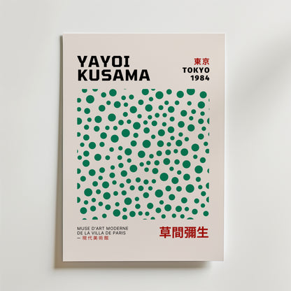 Bozetto Yayoi Kusama Belros Poster har gröna prickar på vit botten, trespråkig text (engelska, japanska, franska) och är tryckt på FSC-certifierat premiumpapper med en lyxigt matt yta för en riktigt högkvalitativ finish.