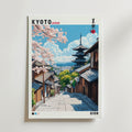 Bozetto Kyoto Japan Poster har livfulla färger, Gions historiska trähus, körsbärsblommor, en pagod under blå himmel och både japansk och engelsk text som lyfter fram Kyoto och Gion-festivalen.