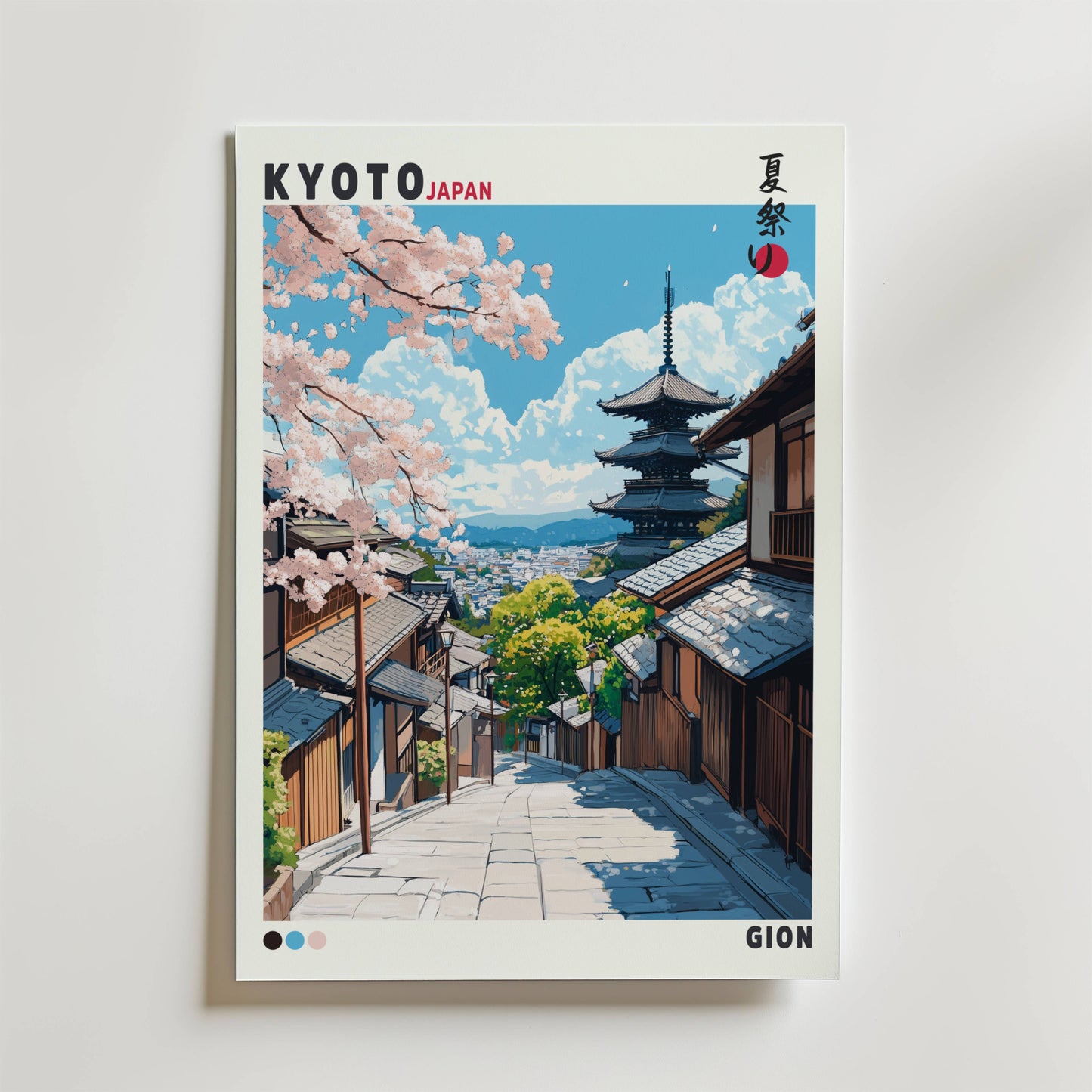 Kyoto Gion Poster från Bozetto visar en traditionell gata i Kyoto med trähus, körsbärsblommor och Yasaka Pagoda under en blå himmel. Japansk text, "KYOTO JAPAN" högst upp och "GION" längst ner framkallar en äkta japansk vårkänsla.