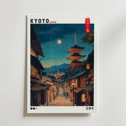 Bozetto Kyoto Hokan Ji Poster föreställer en scen i vintagestil av en smal gata med traditionella byggnader, Hōkan-ji pagoden och en fullmåne på natten, accentuerad av japansk text för en autentisk touch.