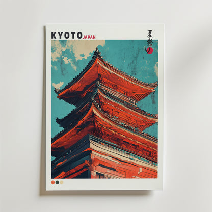 Bozetto Kyoto Skyline Pagoda Poster har en snygg, modern design med djärva färger, japansk text, ett traditionellt rött tempel i Kyoto under en blå himmel med moln, som fångar klassisk japansk elegans.