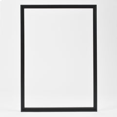 En stor, tom Canvas Träram Svart från Bozetto står upprätt mot en vit bakgrund. Den har rena, enkla linjer och ingen konst eller foto inuti.