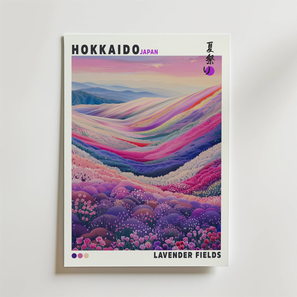 Hokkaido Lavender Fields Poster by Bozetto har en vacker pastellillustration av böljande kullar och lavendelfält under en mjuk himmel, med "Hokkaido Japan, Lavender Fields" och japanska tecken - perfekt för en stilfull inredning.