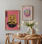 I den mysiga matplatsen finns ett träbord, två stolar, vita tulpaner och en tavelvägg med Bozettos affischer Bundle 2-pack Japandi No. 1, som ger rummet en minimalistisk japansk charm.