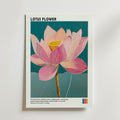 Bozetto "Bloom of Resilience Poster" föreställer en rosa lotus på en blågrön botten, med text ovanför och under som belyser dess andliga betydelse - renhet, upplysning och inre balans - vilket gör den till ett elegant tillägg till din väggkonstkollektion.