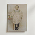 Bozetto Carl Larsson Martha Winslow as a Girl Poster har ett klassiskt konstverk av en ung blond flicka i flätor och mönstrad klänning, stående vid ett bord med ett äpple, som fångar barndomens tidlösa charm.