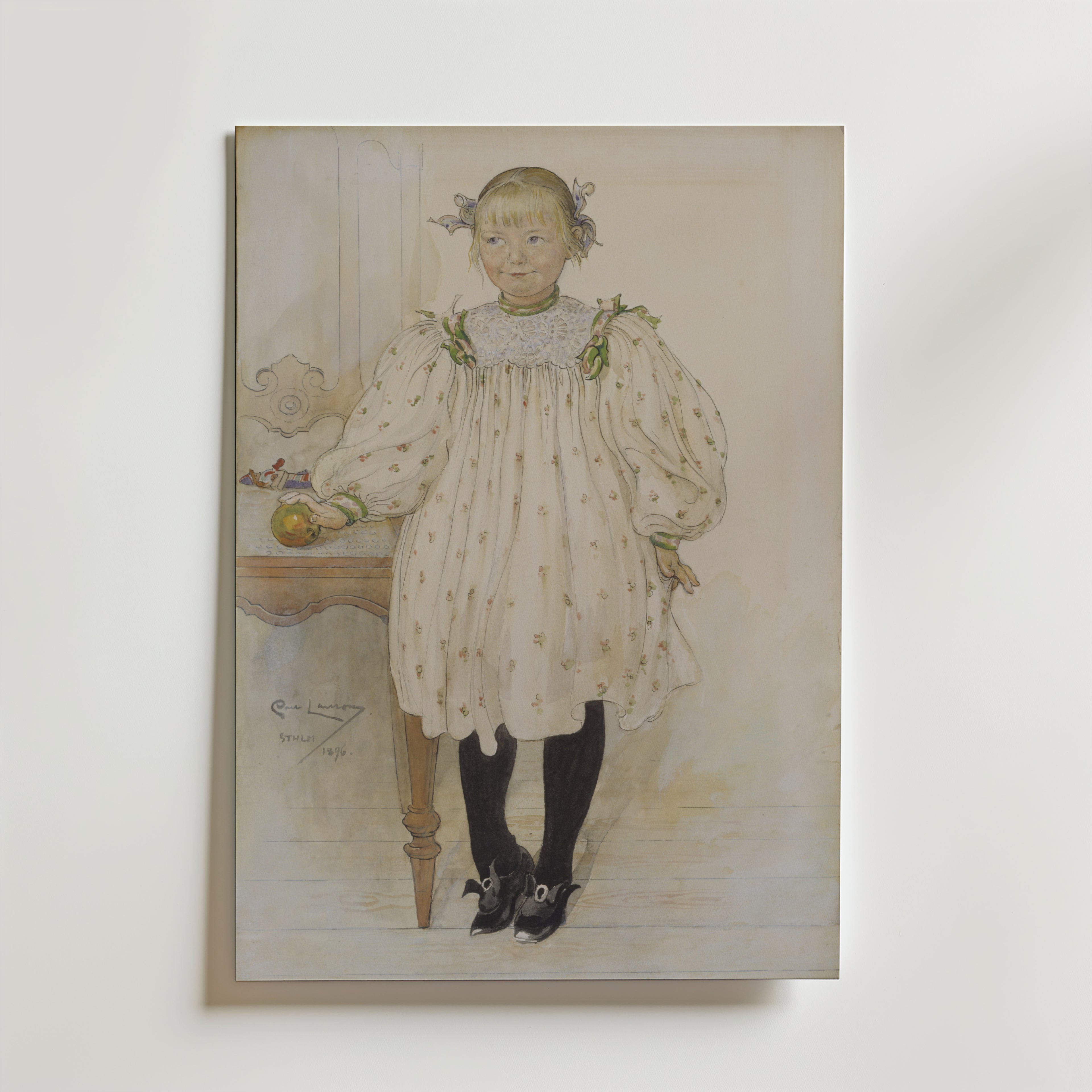 Bozetto Carl Larsson Martha Winslow as a Girl Poster har ett klassiskt konstverk av en ung blond flicka i flätor och mönstrad klänning, stående vid ett bord med ett äpple, som fångar barndomens tidlösa charm.