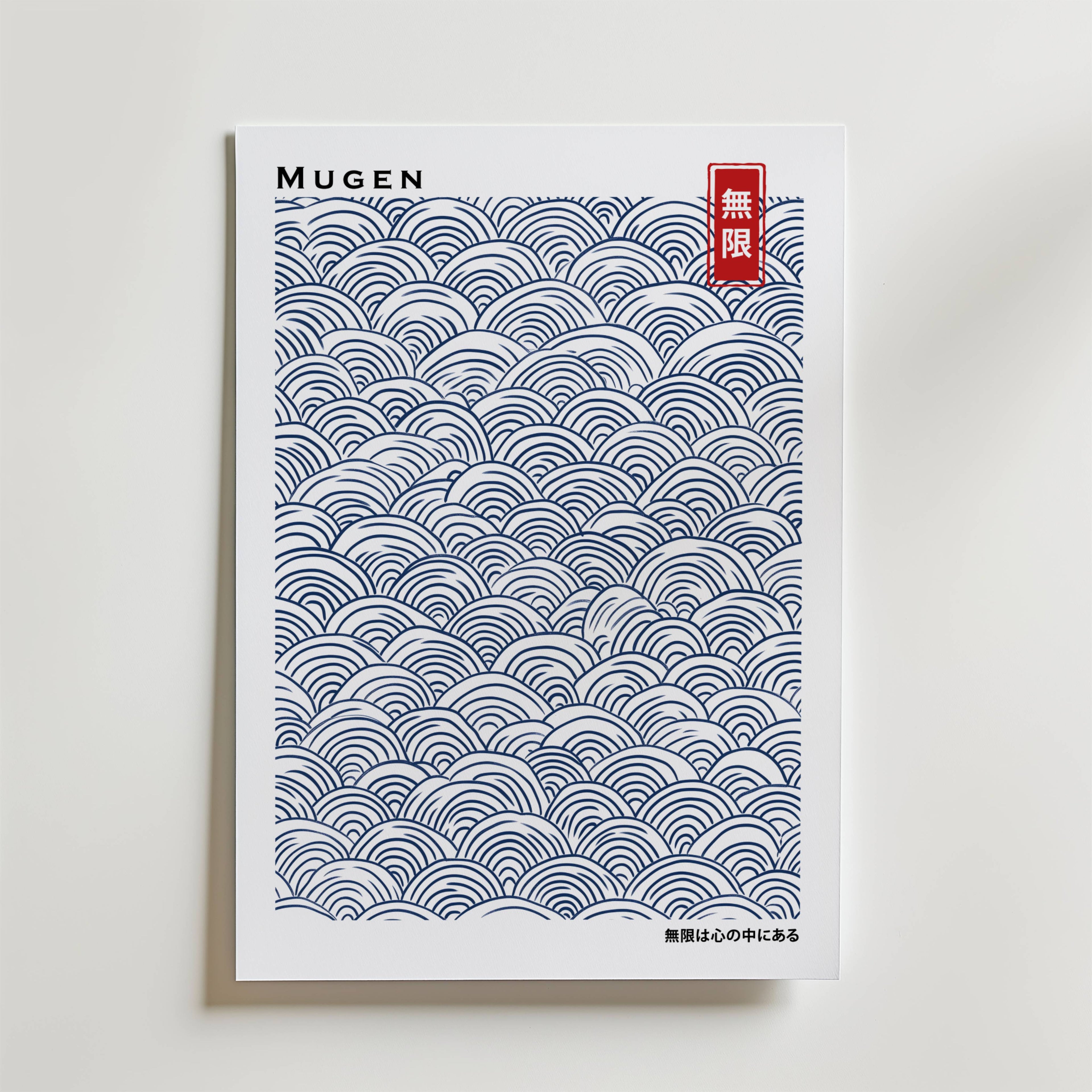 Mugen Poster från Bozetto är ett vitt tryck med ett blått Seigaiha-mönster, "MUGEN" längst upp till vänster, en röd vertikal japansk etikett längst upp till höger och en liten japansk text längst ner till höger - vilket visar på japansk estetik.