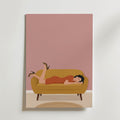 Mustard Repose Poster – kvinna vilar på senfärgad soffa mot rosa bakgrund