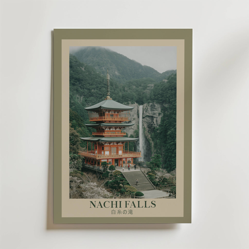 Bozetto Nachi Falls Japanese Waterfall Poster visar ett inramat foto av Seiganto-ji Temple vid Nachi Falls, omgiven av grönska och berg, med texten "Nachi Falls" och japanska tecken som hyllar japansk arkitektur.