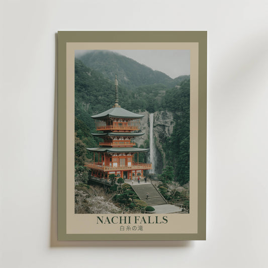 Bozetto Nachi Falls Japanese Waterfall Poster visar ett inramat foto av Seiganto-ji Temple vid Nachi Falls, omgiven av grönska och berg, med texten "Nachi Falls" och japanska tecken som hyllar japansk arkitektur.