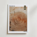 Nenrin Poster by Bozetto visar en närbild av trädets årsringar med detaljerade cirkelmönster, titeln "NENRIN" högst upp och japansk text i en guldfärgad ruta som fångar japansk minimalism.