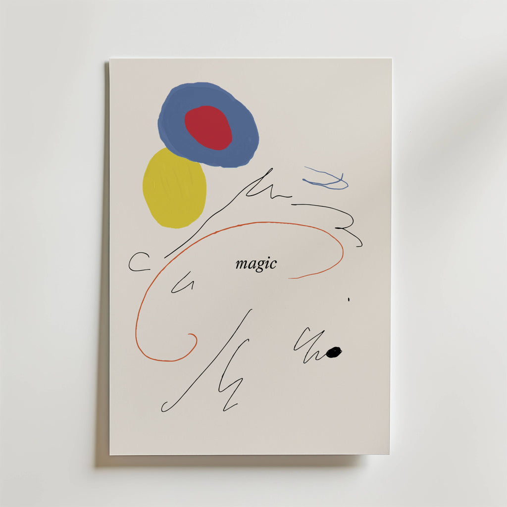 Traces of Magic Poster by Bozetto är ett minimalistiskt konstverk med färgglada abstrakta former, svarta snirkliga linjer och ordet "magi" centrerat på en vit bakgrund.