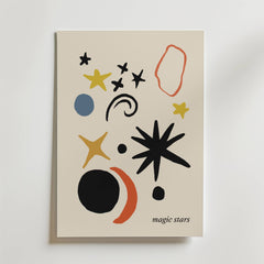 Celestial Rhythm Poster by Bozetto har en minimalistisk natthimmel-design med abstrakta stjärnor, cirklar, virvlar och böjda linjer i svart, guld, blått och orange samt "magic stars" i nedre högra hörnet.