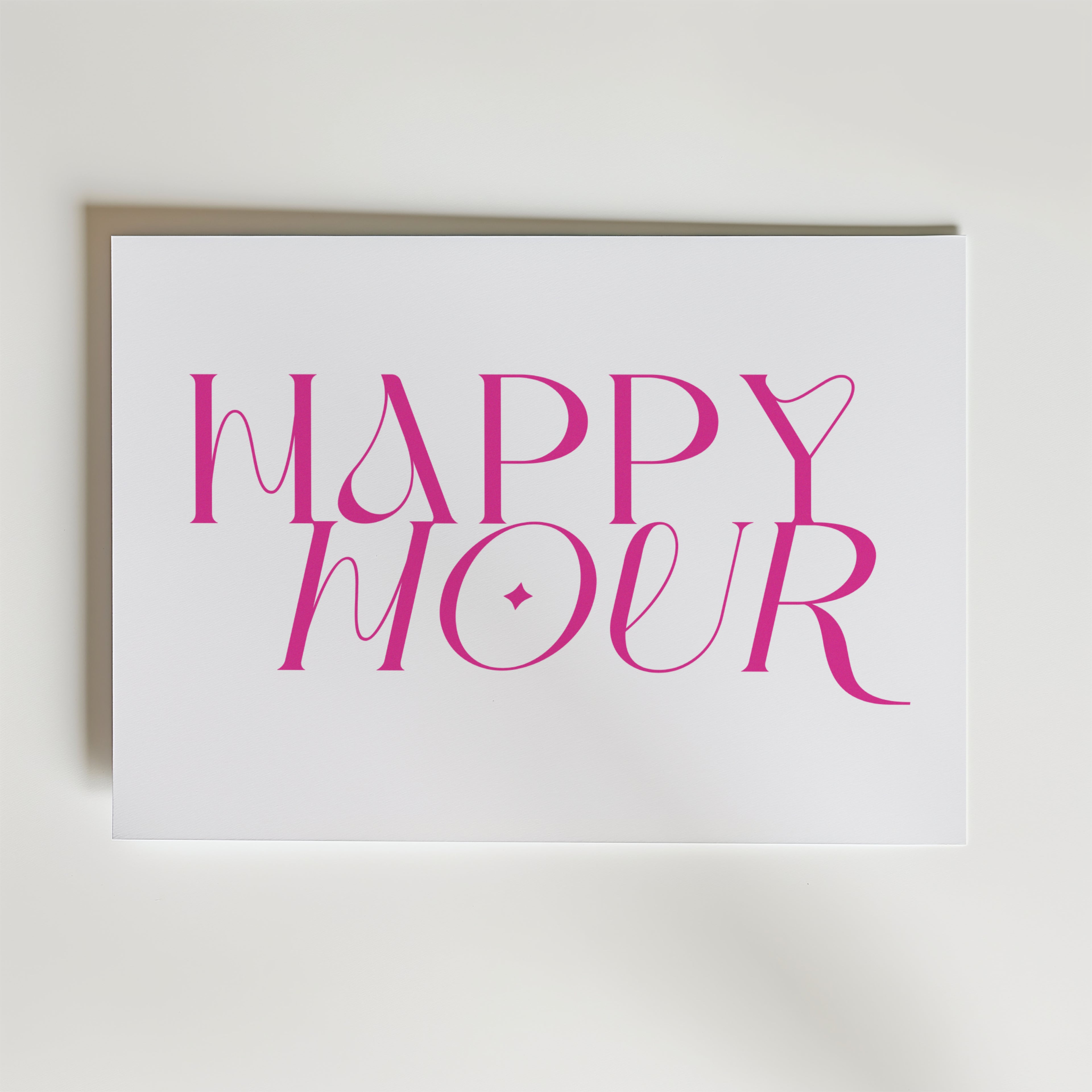 Bozetto Happy Hour Poster har djärva, lekfulla rosa bokstäver med hjärt- och diamantdetaljer som ger glamorös 90-tals inredningskänsla till ditt rum.