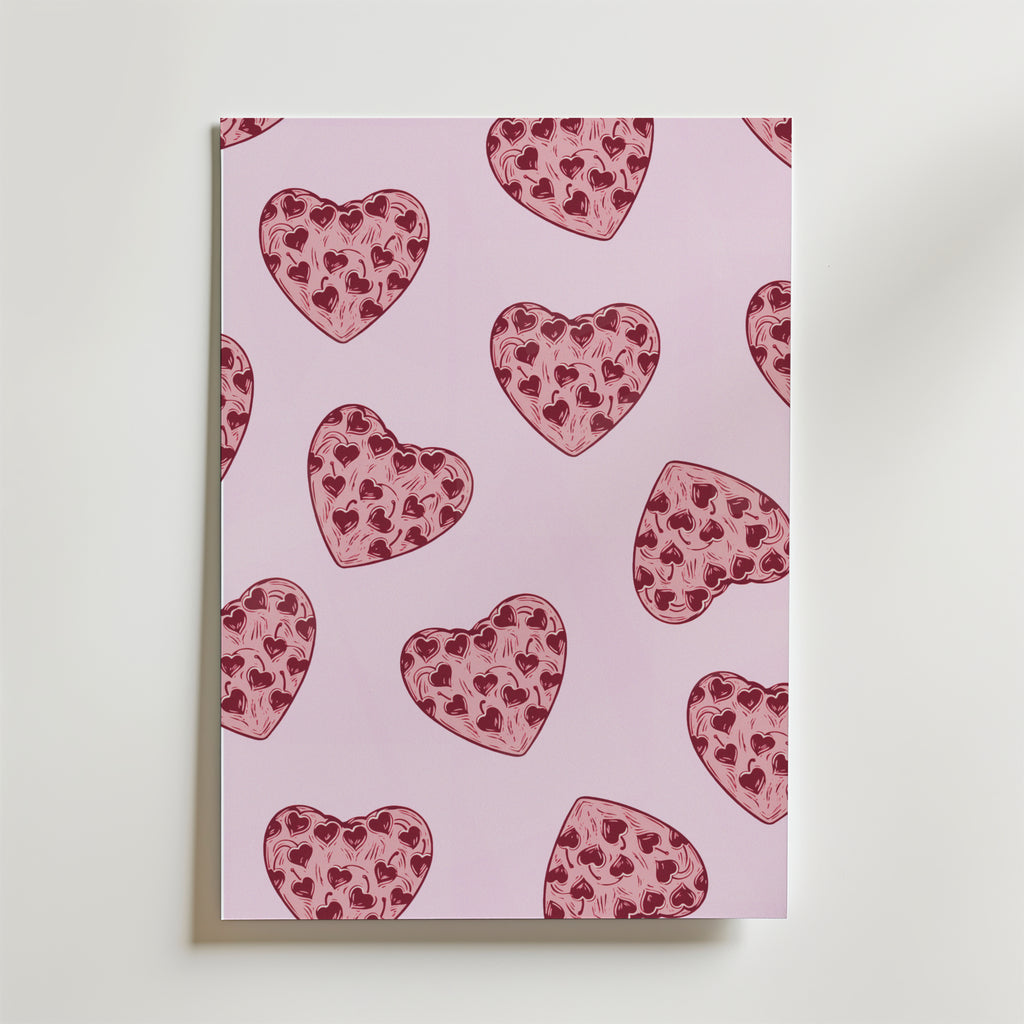 Bozetto Strawberry Heart Poster har en ljusrosa bakgrund med en lekfull, romantisk design av stora rosa hjärtan fyllda med mindre röda - perfekt för dig som gillar pastellfärger och fruktig popestetik.