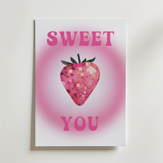 Bubble Love Poster från Bozetto har en jordgubbe i mosaik i mitten, en cirkel med rosa gradient och texten SWEET YOU i feta bokstäver ovanför och under, allt med en blank yta för en snygg och modern look.