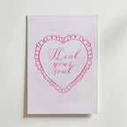 Bozetto Heal Your Soul Poster föreställer ett rosa rufsigt hjärta och "Heal your soul" i elegant stil på en ljusrosa marmorerad bakgrund - en inspirerande påminnelse om egenkärlek och läkning.