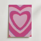 Electric Heart Poster från Bozetto-en färgstark poster i retro popkonst-stil med fuzzy hjärtan i rosa, lila och orange på ljusrosa bakgrund mot vit yta.