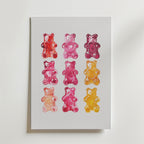Bozetto Gummy Bear Grid Poster visar nio färgglada gummibjörnar i ett 3x3 rutnät på en vit bakgrund, med livfulla röda, rosa, lila och gula nyanser för en slående minimalistisk väggdekor.