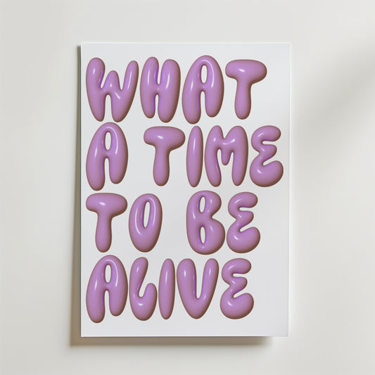 What a Time Poster by Bozetto har en fet, glansig lila text som säger WHAT A TIME TO BE ALIVE i bubblande typografi på en vit bakgrund - en upplyftande poster som ger glädje till ditt hem.