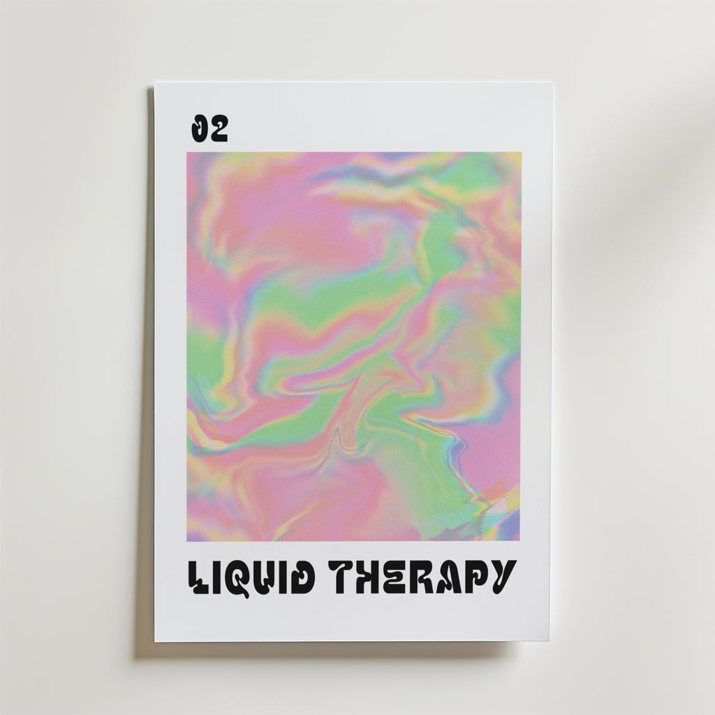Bozettos Liquid Therapy Pastel Swirl Poster har en marmorliknande abstrakt design i mjuka skimrande toner, med "02" längst upp till vänster och "LIQUID THERAPY" i fet svart längst ner - perfekt för moderna interiörer.