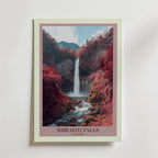 Bozetto Shiraito Falls Poster föreställer ett högt vattenfall bland rödtonade lövverk och stenig terräng, med avlägsna berg under en molnig himmel. "SHIRAITO FALLS" och japansk text visas längst ner.