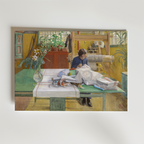 En kvinna syr vid ett grönt bord med linnedukar, tyg och en vas med vita blommor. Solbelysta fönster och vävverktyg omger henne i denna ljusa och luftiga scen från Carl Larsson Sewing Girl Poster av Bozetto.