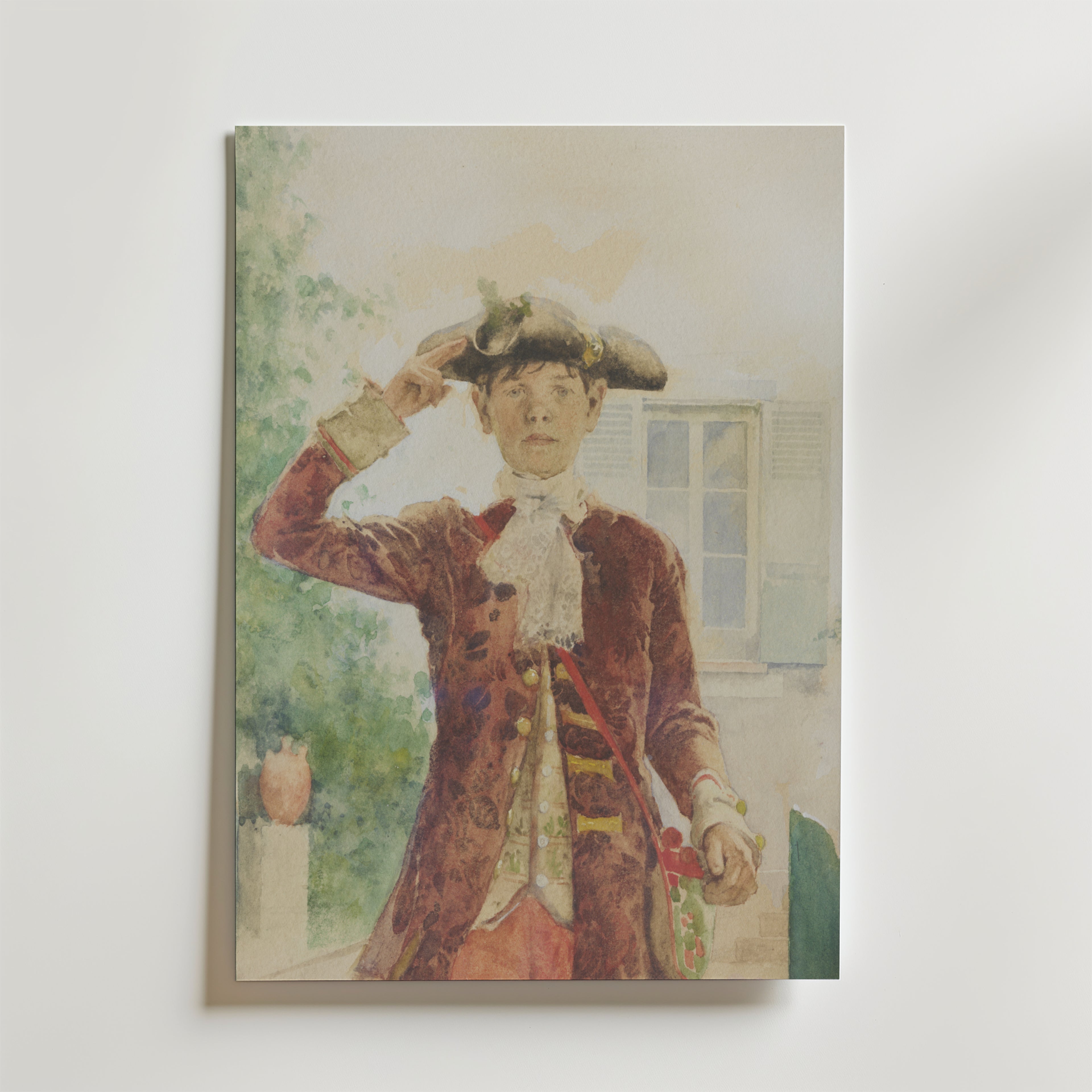 Bozetto Carl Larsson Stina Bergöö 1884 Poster har en stilren akvarell av en ung man i 1700-tals klädsel med trehörningshatt och röd rock, som gör honnör utomhus bland grönska och fönsterluckor - perfekt för romantisk inredning.