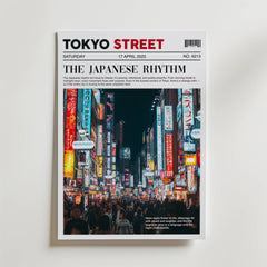 Japanese Rhythm Poster från Bozetto visar en livlig Shinjuku-natt när folkmassor rör sig under livliga neonskyltar och skyltar, och fångar Tokyos dynamiska nattliv i en slående visuell komposition.