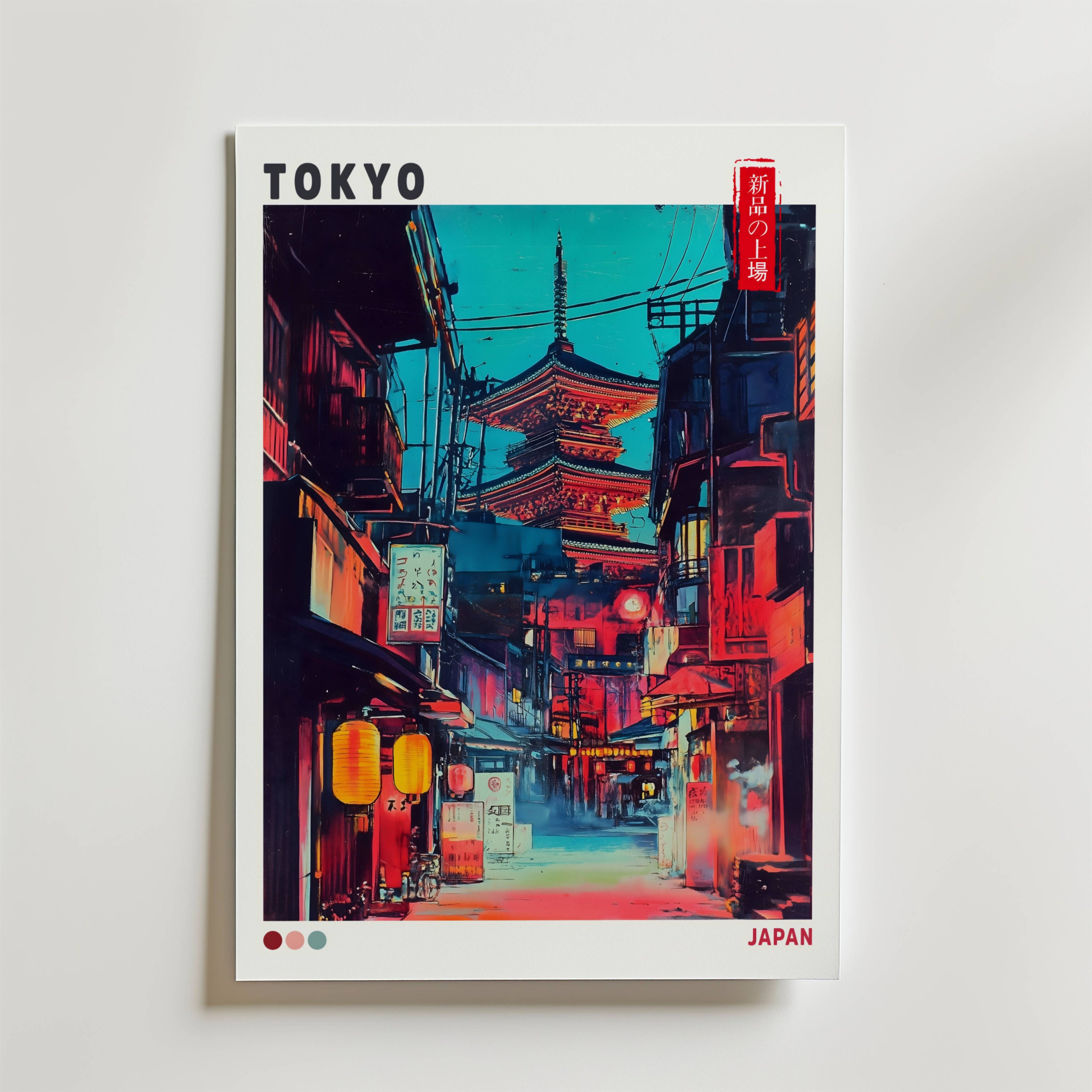 Tokyo Red Street Poster från Bozetto har en livlig nattlig stadsscen med glödande neonlyktor, färgglada byggnader och en traditionell pagod. "TOKYO" visas högst upp och "JAPAN" längst ner till höger.