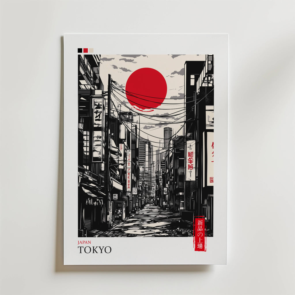 Bozetto Tokyo Street Poster har en stiliserad Tokyo-scen med höga byggnader, skuggor, luftledningar, japanska skyltar och en stark röd sol. "TOKYO" och japansk text visas längst ner och framkallar stadens anda.