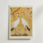 Bozetto Oriental Crane Garden Poster föreställer eleganta tranor med röda kronor bland körsbärsblommor på en guldfärgad bakgrund, som fångar traditionell östasiatisk konst och den lugna skönheten i en japansk trädgård.