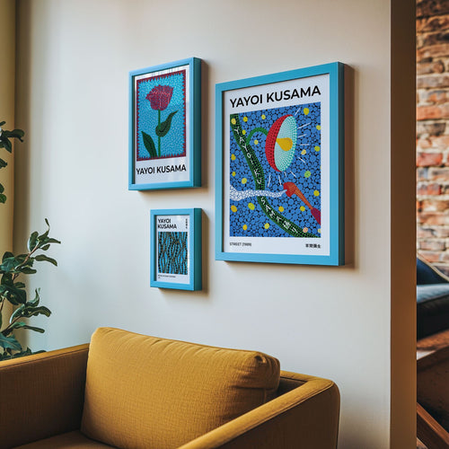 Bozetto Bundle 3-pack Yayoi Kusama No. 2 har inramade tryck av en blomma, en fisk och text med blå kanter, placerade ovanför en gul soffa på en gräddfärgad vägg, och en konstnärlig touch med en bladväxt i närheten.