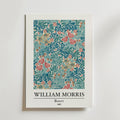Bozetto William Morris Bower Poster har ett blommigt och lummigt print i blått, rosa, grönt och beige som hyllar naturens skönhet med texten "WILLIAM MORRIS Bower 1881" nedanför på en vit bakgrund.