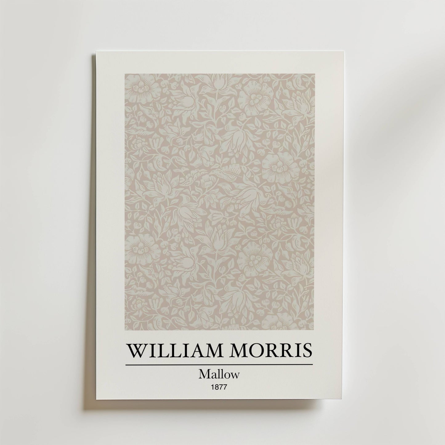 Bozetto William Morris Mallow Poster visar ett blommönster i mjuka blått och rosa nyanser med "WILLIAM MORRIS Mallow 1877" under, som hyllar naturens skönhet på en vit bakgrund.