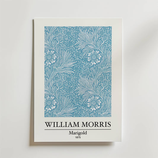 Bozetto William Morris Marigold Poster föreställer Morris Marigold design från 1875 med tidlös skönhet och intrikat blå toner. Texten nedan lyder: WILLIAM MORRIS, Marigold, 1875.