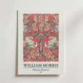 Bozetto William Morris Flower Pattern Poster visar ett krämfärgat, svart och vitt blommotiv på en dämpad röd bakgrund som för tankarna till Morris stil - perfekt för en tidlös inredning. Text: WILLIAM MORRIS-Blommönster-1874.