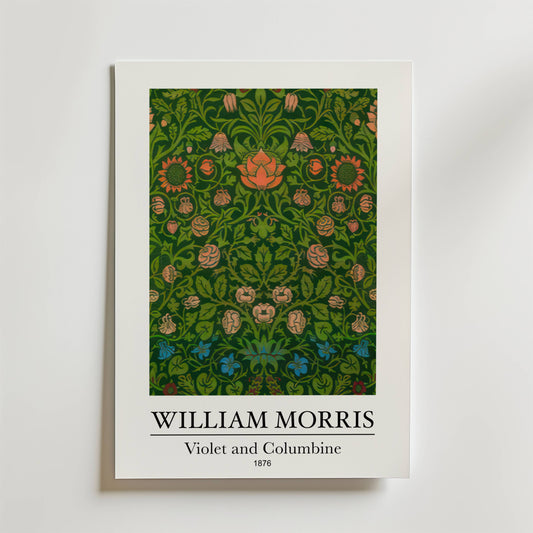 Bozetto William Morris Violet and Columbine Poster visar Morris design från 1876, med intrikata gröna bladverk och stiliserade röda, rosa och blå blommor. Texten nedan lyder: "William Morris - Violett och Columbine - 1876.