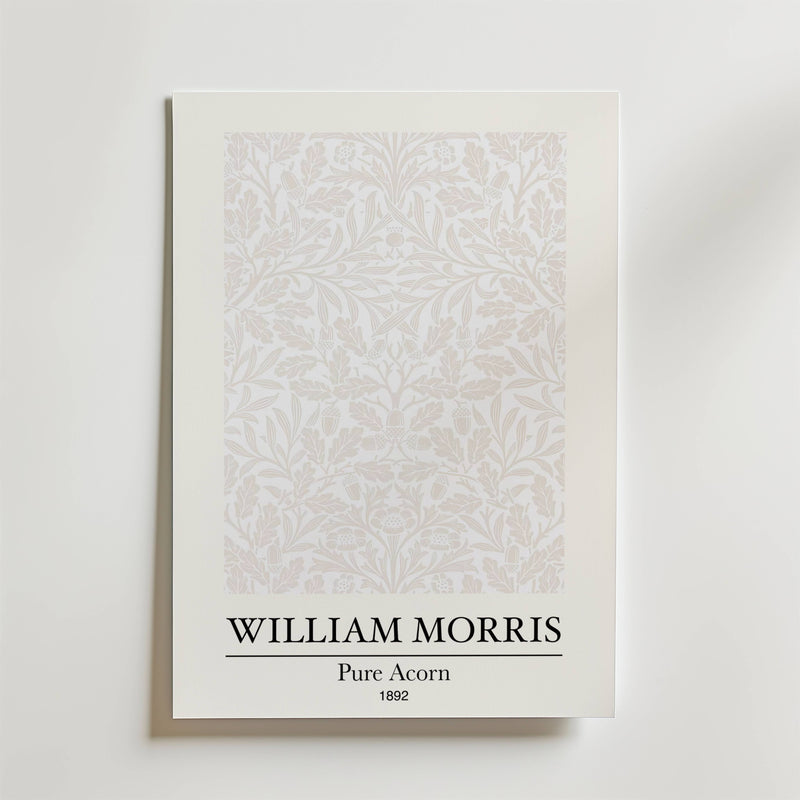 William Morris Pure Acorn Poster by Bozetto har en intrikat ljusbeige naturmönsterdesign med svarta blommor och texten "WILLIAM MORRIS Pure Acorn 1892" längst ner på en vit bakgrund.