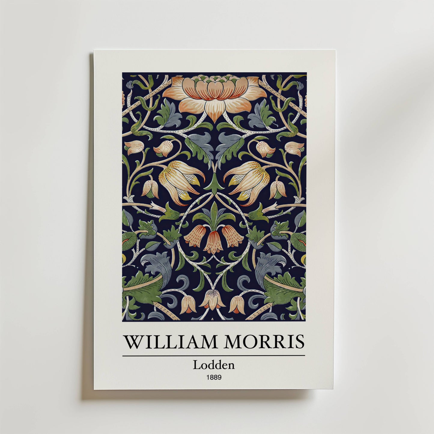 William Morris Lodden Poster by Bozetto: Denna blomsterdesign från 1889 visar detaljerade orange, gula och gröna blommor och blad på en mörk bakgrund - perfekt för blommiga tapeter eller naturinspirerad inredning.
