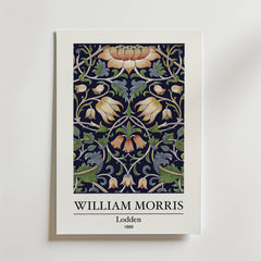 William Morris Lodden Poster by Bozetto: Denna blomsterdesign från 1889 visar detaljerade orange, gula och gröna blommor och blad på en mörk bakgrund - perfekt för blommiga tapeter eller naturinspirerad inredning.