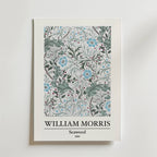 William Morris Seaweed Poster by Bozetto har designen Seaweed från 1866, inspirerad av havets växter, med intrikata blom- och bladmönster i blå och gröna toner. Text: WILLIAM MORRIS WILLIAM MORRIS Seaweed 1866.