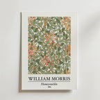 Bozetto William Morris Honeysuckle Poster visar ett mönster från 1885 med gröna blad och orangea kaprifolblommor på en vit bakgrund, med konstnärens namn och titel under mönstret.