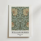 Bozetto William Morris Pimpernel Poster har konstnärens blomsterdesign från 1876 med gula och persikofärgade blommor, gröna blad på en ljus bakgrund och en vit ram som visar konstnärens namn och titel.