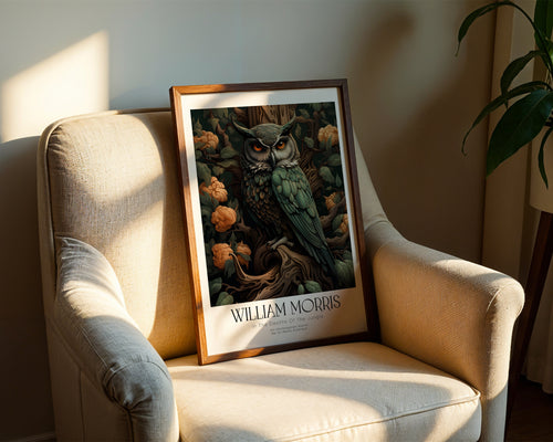 Mockup av William Morris Forest Owl affisch på vägg – köp enkelt hos Bozetto i hög kvalitet