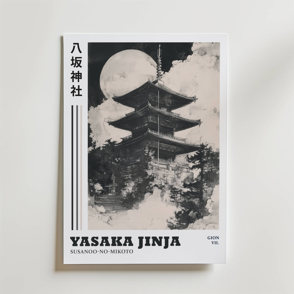 Bozetto Yasaka Jinja Poster visar en traditionell japansk pagod i Kyoto under en fullmåne, med moln som driver förbi. Japansk text löper till vänster och längst ner är YASAKA JINJA SUSANOO-NO-MIKOTO GION VII. tryckt med fet stil.