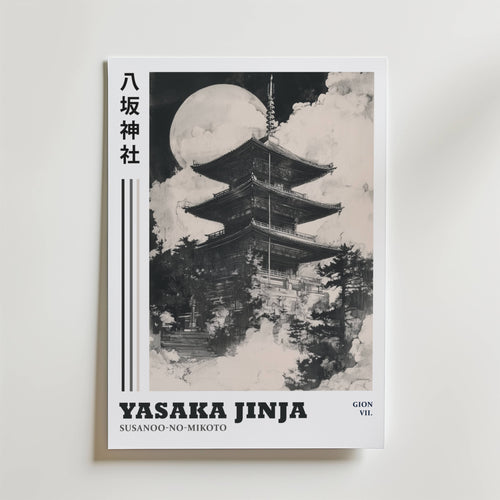 Bozetto Yasaka Jinja Poster visar en traditionell japansk pagod i Kyoto under en fullmåne, med moln som driver förbi. Japansk text löper till vänster och längst ner är YASAKA JINJA SUSANOO-NO-MIKOTO GION VII. tryckt med fet stil.