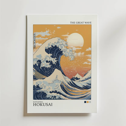 Bozetto "The Great Wave Katsushika Hokusai Poster" föreställer en stiliserad våg, Mount Fuji, en orangegul solnedgång och Japandi-stilelement, med titeltext upptill och nedtill.